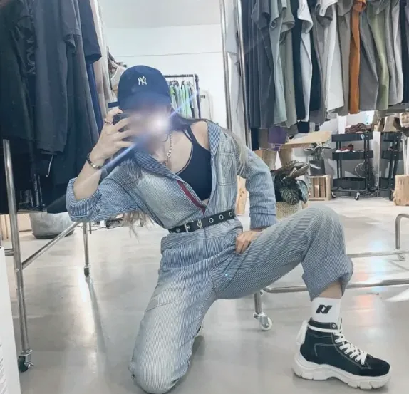 Alma, 28